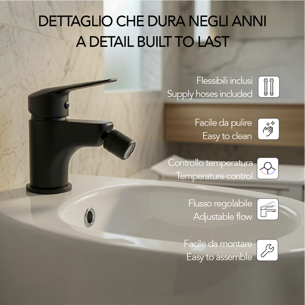 Schwarze Bidetarmatur auf weißem Bidet mit Symbolen für Anschlussschläuche, einfache Reinigung, Temperaturregelung, verstellbaren Strahl und Montage.