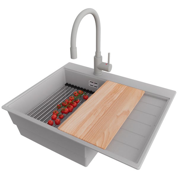 Spüle mit Abtropffläche, Armatur, Schneidebrett und Abtropfgitter