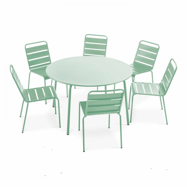 Hellgrünes Gartenmöbel-Set mit rundem Metalltisch und sechs passenden Stühlen mit Lattendesign an Sitzfläche und Rückenlehne.