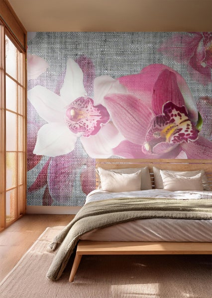 Schlafzimmer mit Wandtapete mit Blumenmuster über dem Bett