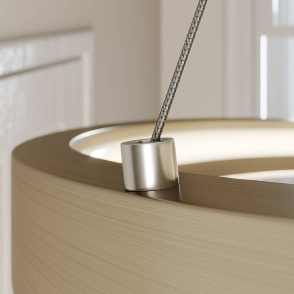 Detailaufnahme einer ringförmigen LED-Pendelleuchte aus gebürstetem Metall mit Aufhängeseil.