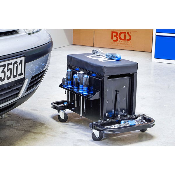 Mobiler Werkstatt-Rollhocker mit gepolsterter Sitzfläche, Halterungen für Schraubendreher und Ablagefach neben einem Auto. BGS technic Logo.