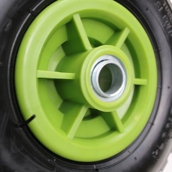 Rad mit schwarzer Gummibereifung und grüner Felge