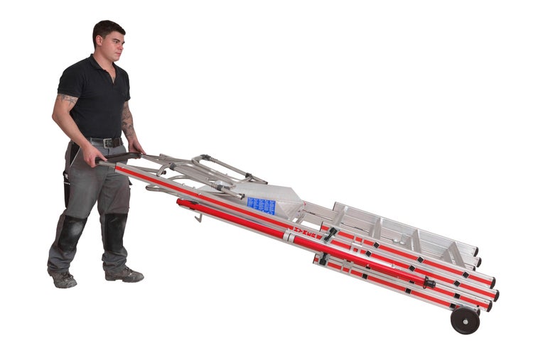 Mann transportiert eine Aluminiumleiter auf Rädern.