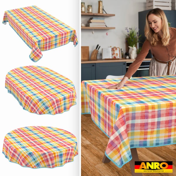 Karierte Tischdecke in rechteckiger, ovaler und runder Form. Eine Frau legt die rechteckige Tischdecke auf einen Holztisch. ANRO Logo.