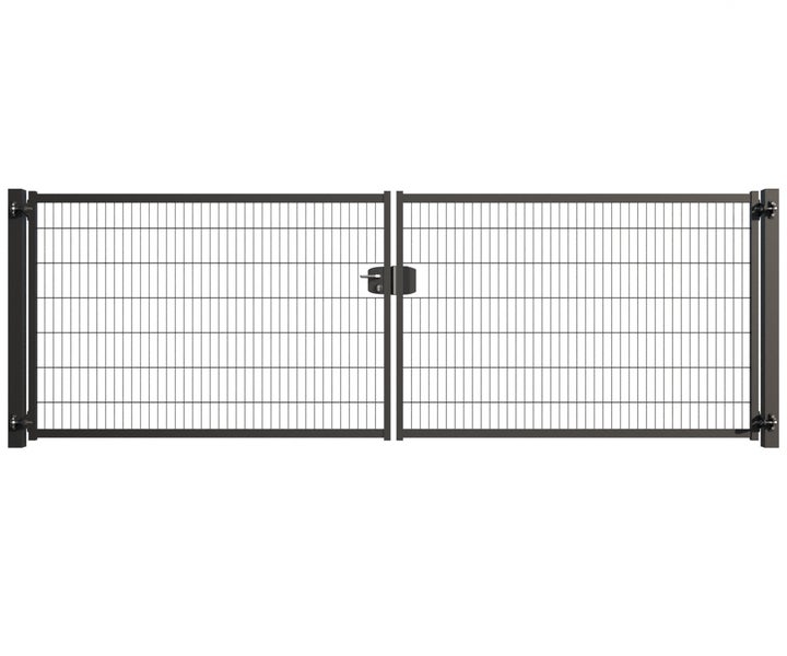 Doppelflügeltor aus Metall mit Maschendrahtfüllung