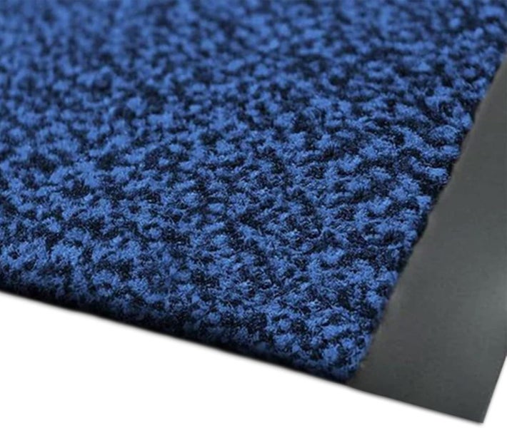 Aufgerollte Fußmatte mit Textiloberfläche und Gummirücken