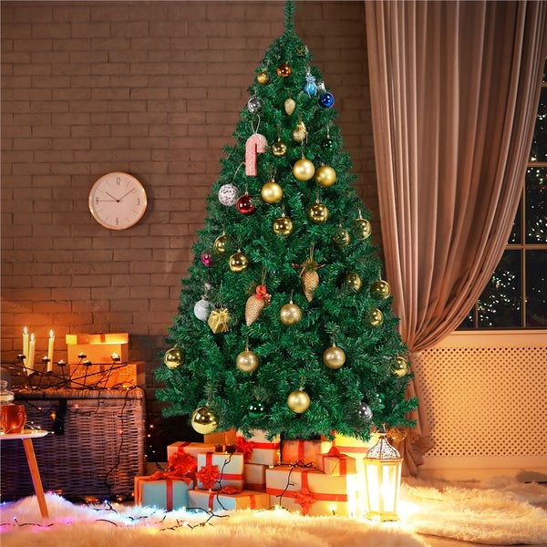 Geschmückter Weihnachtsbaum mit Geschenken im Raum