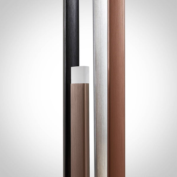 Vier Metallprofile mit gebürsteter Oberfläche in Schwarz, Silber, Bronze und Kupfer, quadratische Form.