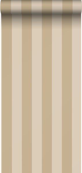 Holzbank mit Decke, Vase und Dekoration vor gestreifter Tapete