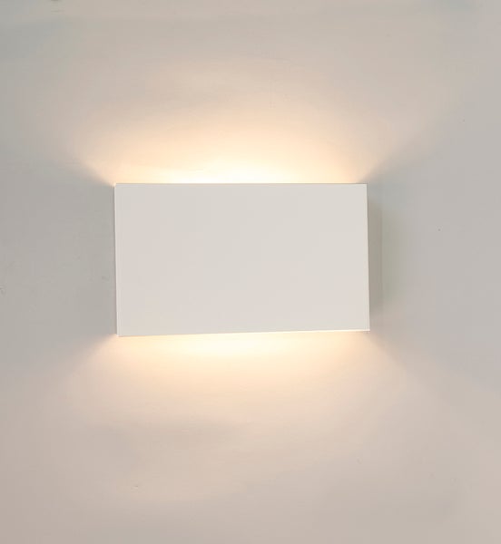 Rechteckige Wandleuchte gibt Licht nach oben und unten ab.