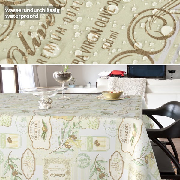 Wasserundurchlässige Tischdecke mit mediterranem Olivenöl-Motiv, Detailaufnahme mit Wassertropfen und Ansicht in einem hellen Wohnzimmer.