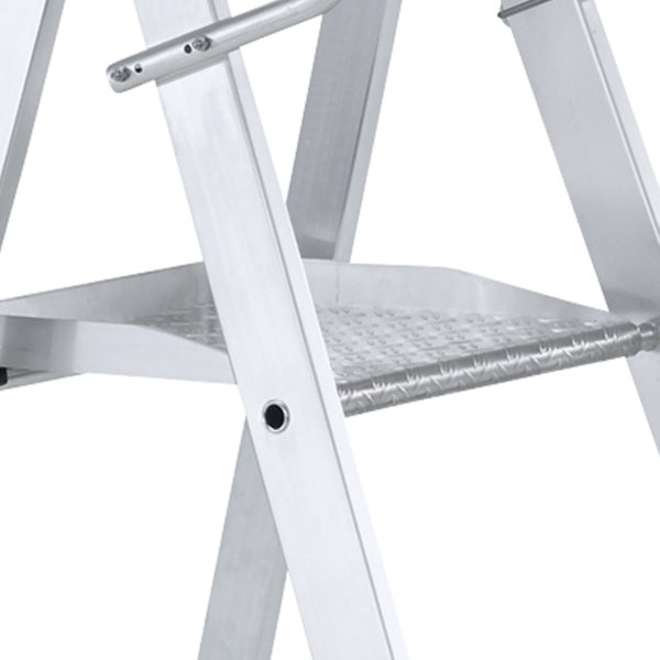 Detailaufnahme einer Aluminiumleiter mit Trittfläche