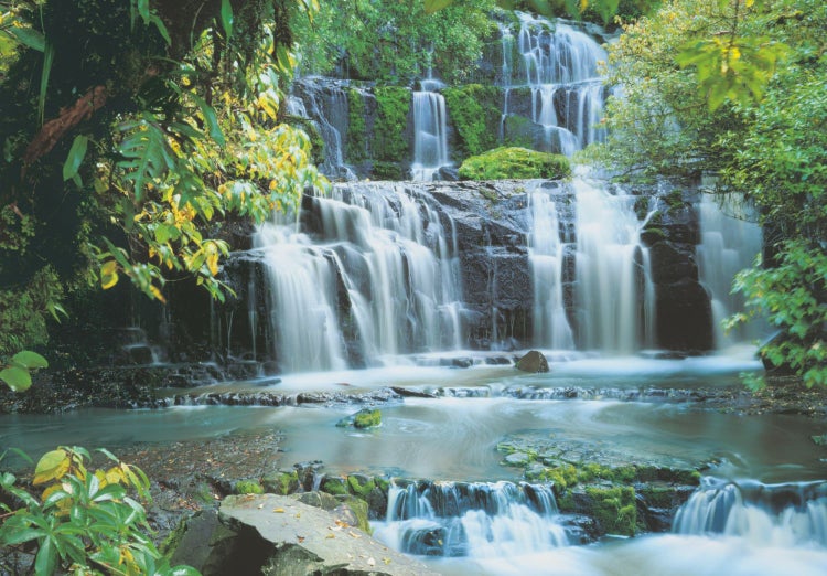 Wasserfall mit Felsen und üppiger Vegetation