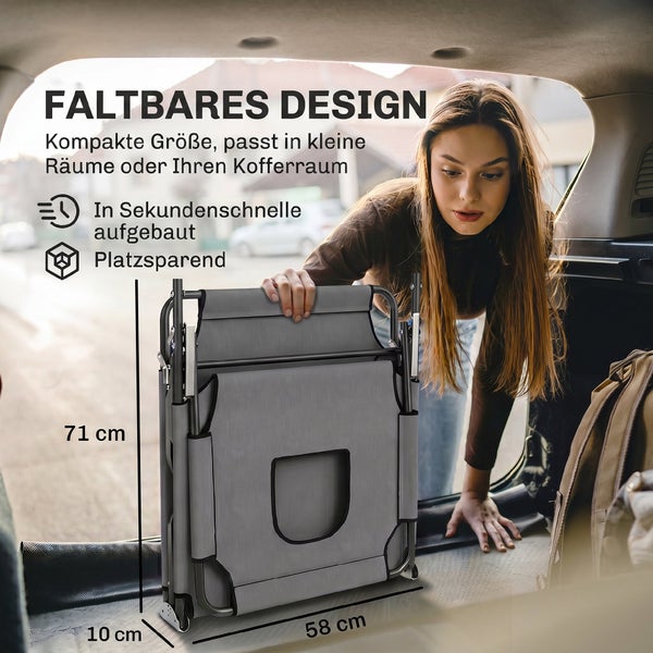 Zusammengeklapptes Feldbett wird in einen Kofferraum geladen, Maße 71 mal 58 mal 10 Zentimeter, platzsparendes und faltbares Design.