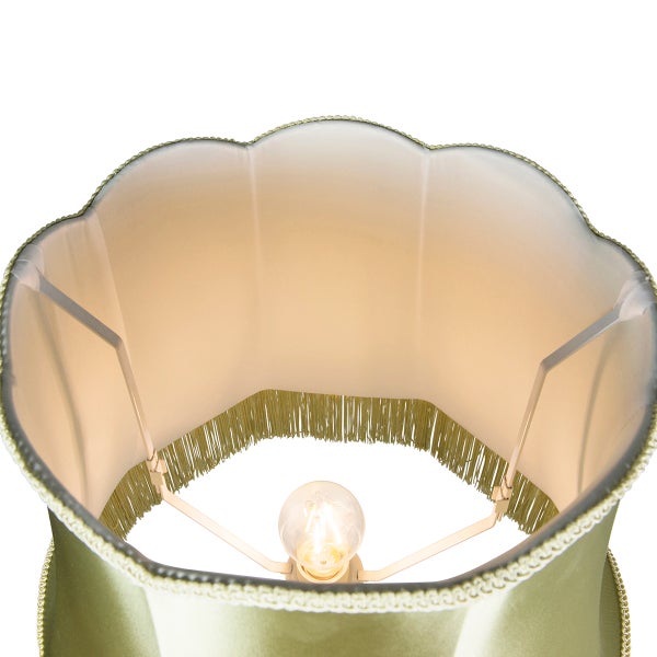 Innenansicht eines Lampenschirms mit Fransen und Fassung