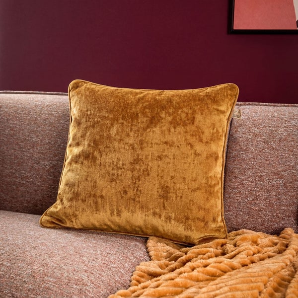 Dekokissen aus Samt auf einem Sofa