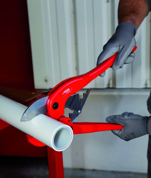 Rohrabschneider im Einsatz beim Schneiden eines Rohres