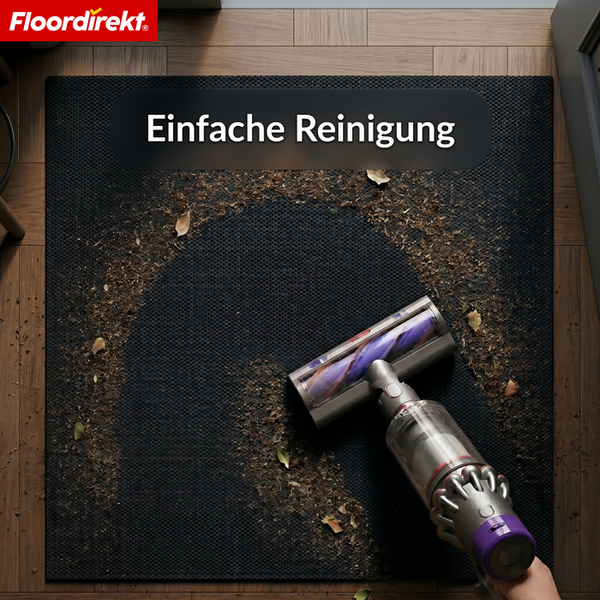 Floordirekt Logo. Ein Staubsauger reinigt eine strukturierte Fußmatte auf Holzboden. Text Einfache Reinigung.