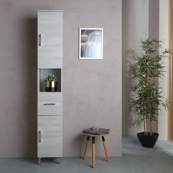 Moderner Badhochschrank mit Regalfach und Metallgriffen, neben einem kleinen Holzhocker und einer Pflanze in einem eleganten Badezimmer