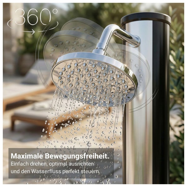 Verstellbarer Duschkopf einer Solardusche mit 360 Grad Drehgelenk und fließendem Wasser im Außenbereich.