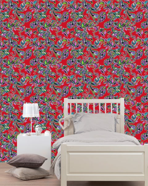 Raumgestaltung mit gemusterten Tapeten und weißem Bett