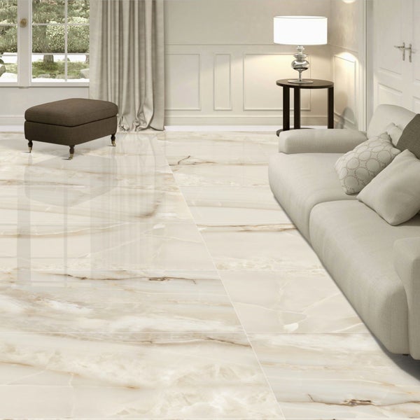 Wohnzimmer mit Sofa, Beistelltisch, Hocker und Bodenfliesen mit Marmoroptik