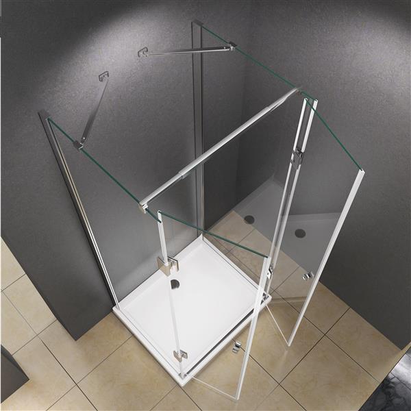 Eckdusche mit Glaswänden und weißer Duschwanne im Badezimmer.