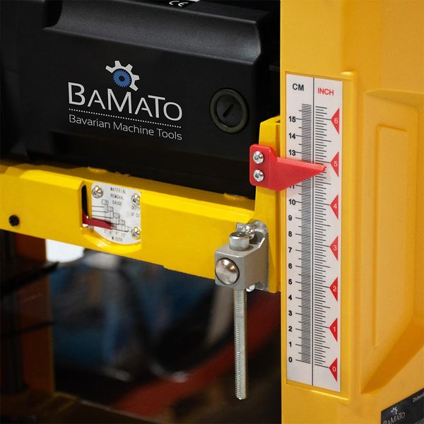 Detailansicht einer Maschine mit BAMATO Logo, Messskala in Zentimetern und Zoll sowie Materialentfernung-Anzeige.