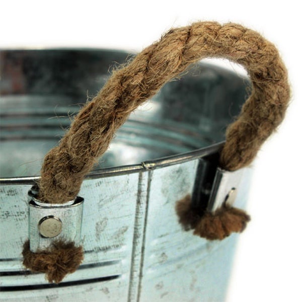 Detailansicht eines Zinkeimers mit Seilgriff