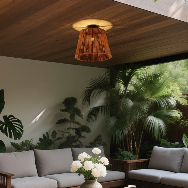 Holz-Deckenleuchte mit Lamellenschirm an einer Holzdecke in einem hellen Loungebereich mit tropischen Pflanzen und Polstermöbeln.