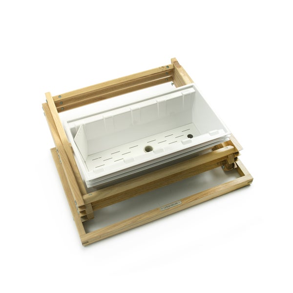 Zusammenklappbarer Pflanzständer aus Holz mit weißen Pflanzeinsätzen aus Kunststoff von urbanature.