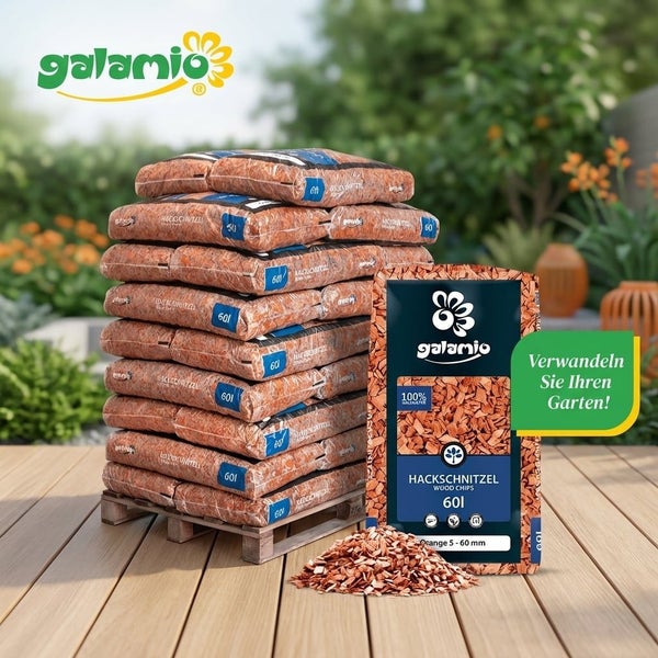 galamio Hackschnitzel 5 bis 60 Millimeter in 60 Liter Säcken auf einer Holzpalette im Garten gestapelt.