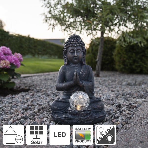 Buddhafigur mit Glasskugel und Dämmerungssensor, 27 cm hoch und 18 cm breit