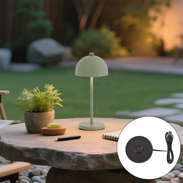 Moderne tragbare LED-Tischleuchte mit kuppelförmigem Schirm auf einem Steintisch im Garten, inklusive USB-Ladestation.