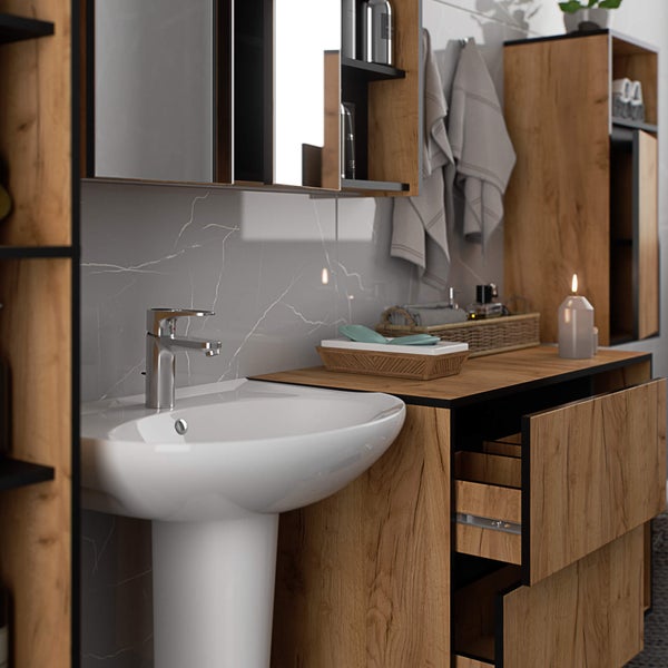 Badezimmer mit Waschbecken, Waschtisch und Spiegelschrank in Holzoptik