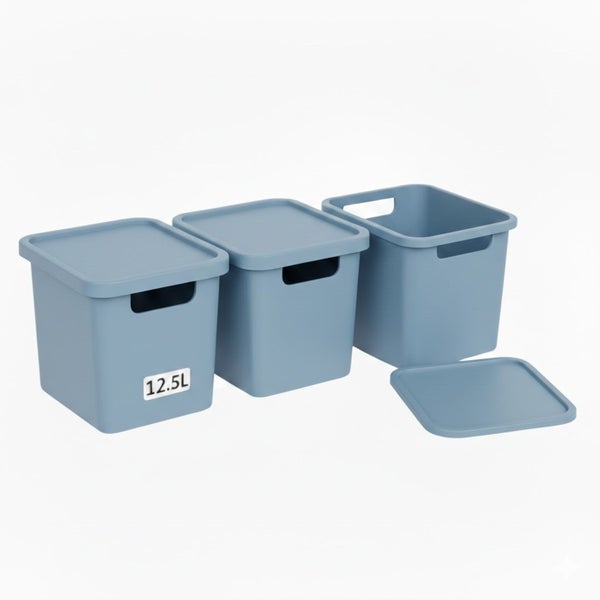 Regal mit blauer Aufbewahrungsbox gefüllt mit Snacks und Lebensmitteln in Gläsern