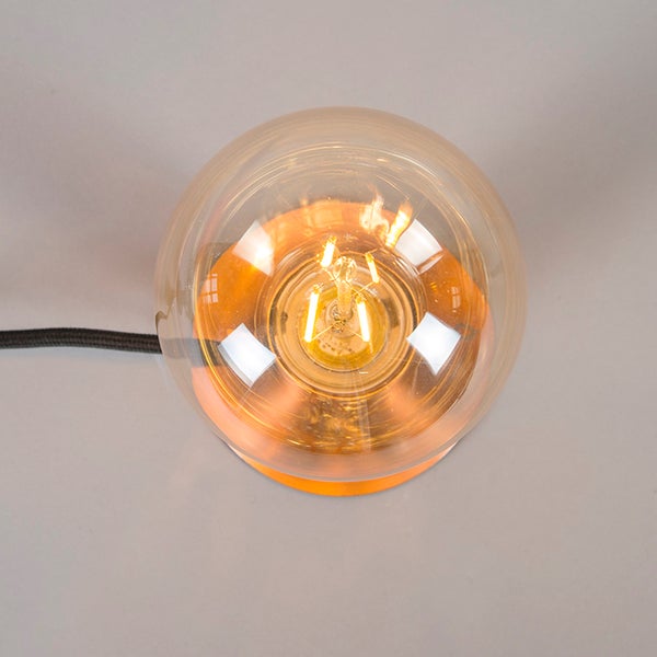 Tischleuchte mit Glaskugel und eingeschaltetem LED-Filament-Leuchtmittel in der Draufsicht.