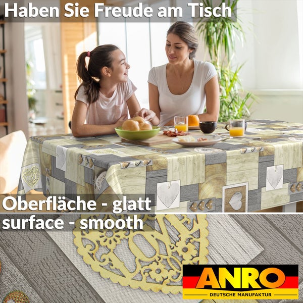Abwaschbare Tischdecke mit Herz- und Holzmotiven in einem hellen Raum, glatte Oberfläche, ANRO Deutsche Manufaktur Logo.