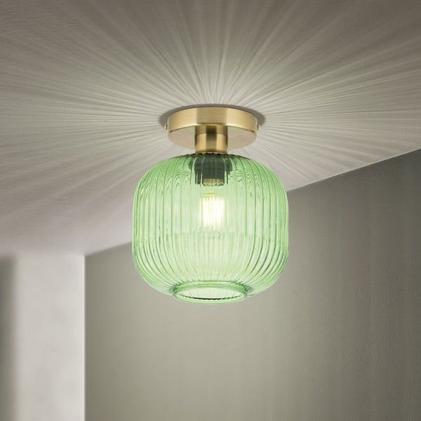 Grüne Glas-Deckenleuchte mit gerippter Oberfläche und goldfarbener Halterung an der Decke