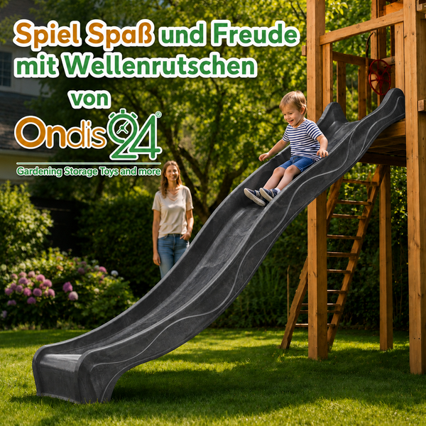 Kind auf Wellenrutsche von Ondis24 an einem hölzernen Klettergerüst in hellem Garten, beobachtet von einer Frau. Ondis24 Logo.