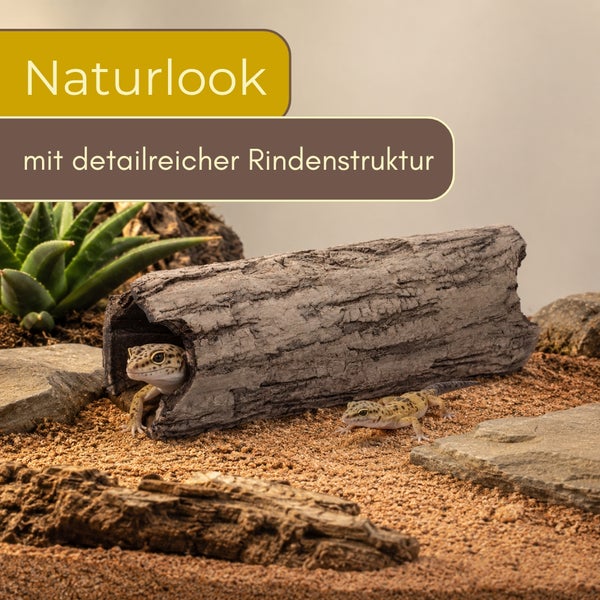 Terrarium-Höhle in Baumstamm-Optik mit detailreicher Rindenstruktur, zwei Geckos in einer natürlichen Umgebung mit Sand und Steinen.