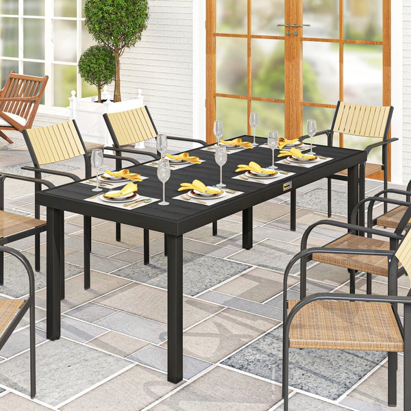 Moderner schwarzer Gartentisch mit passenden Stühlen auf einer hellen Terrasse, eingedeckt für acht Personen.