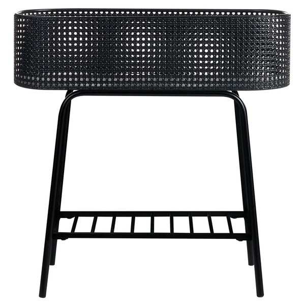 Schwarzer Pflanzenständer aus Metall mit ovalem Pflanzbehälter in Geflechtoptik und unterer Ablage.