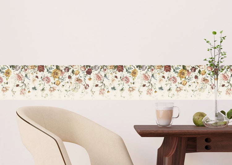 Tapetenbordüre mit floralem Blumenmuster an einer Wand, kombiniert mit einem modernen Stuhl, einem Holztisch und Dekoration.