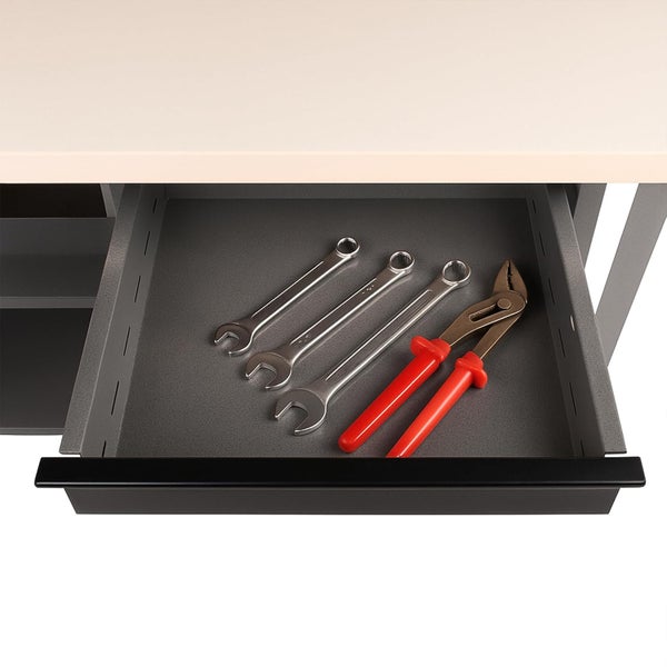 Werkbank Schublade mit Schraubenschlüsseln und Wasserpumpenzange