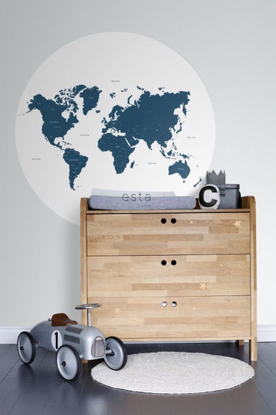 Kinderzimmer Szene mit Kommode, Weltkarte als Wandtattoo und Spielzeugauto