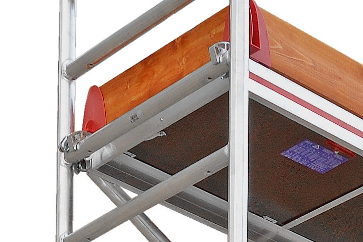 Detailaufnahme eines Gerüsts mit Holzbrett und Aluminiumrahmen