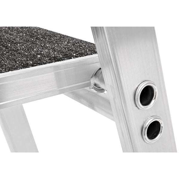 Detailansicht einer Aluminiumleiter mit einer Trittfläche mit Anti-Rutsch-Beschichtung