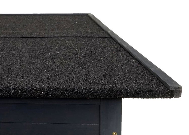 Detailansicht einer Dachkante mit Bitumen-Dachpappe und Abschlussprofil für Gartenhäuser.